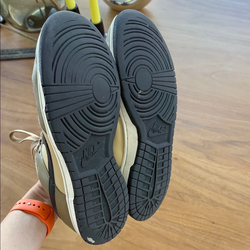 Nike Men’s Low-Top Sneakers in Tan and Black Swoosh